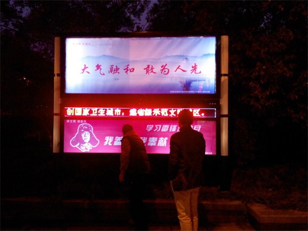 造型多樣、色彩紛呈的滾動燈箱為城市夜幕添加光彩