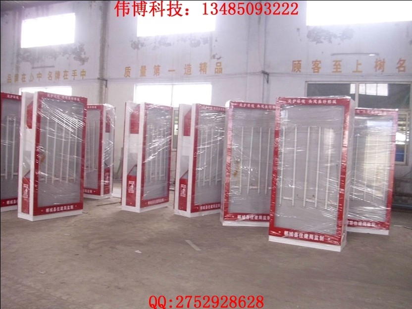 昆明第二批新款背靠背廣告垃圾箱800臺(tái)正在包裝